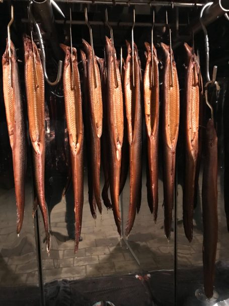 Räucherofen mit Aalen gefüllt.