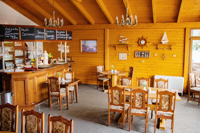 Gemütlicher Gastraum im mecklenburgischen Stil.